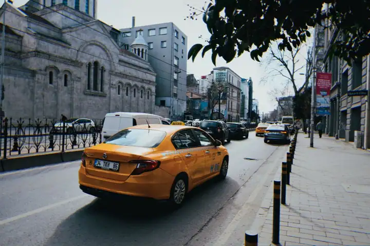 İstanbul'da cadde boyunca ilerleyen sarı taksi