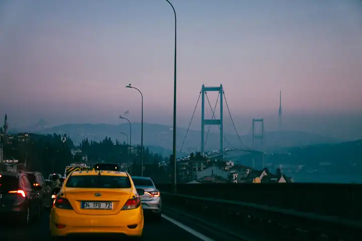 Akşam saatinde 15 Temmuz Şehitler Köprüsü yolunda taksi